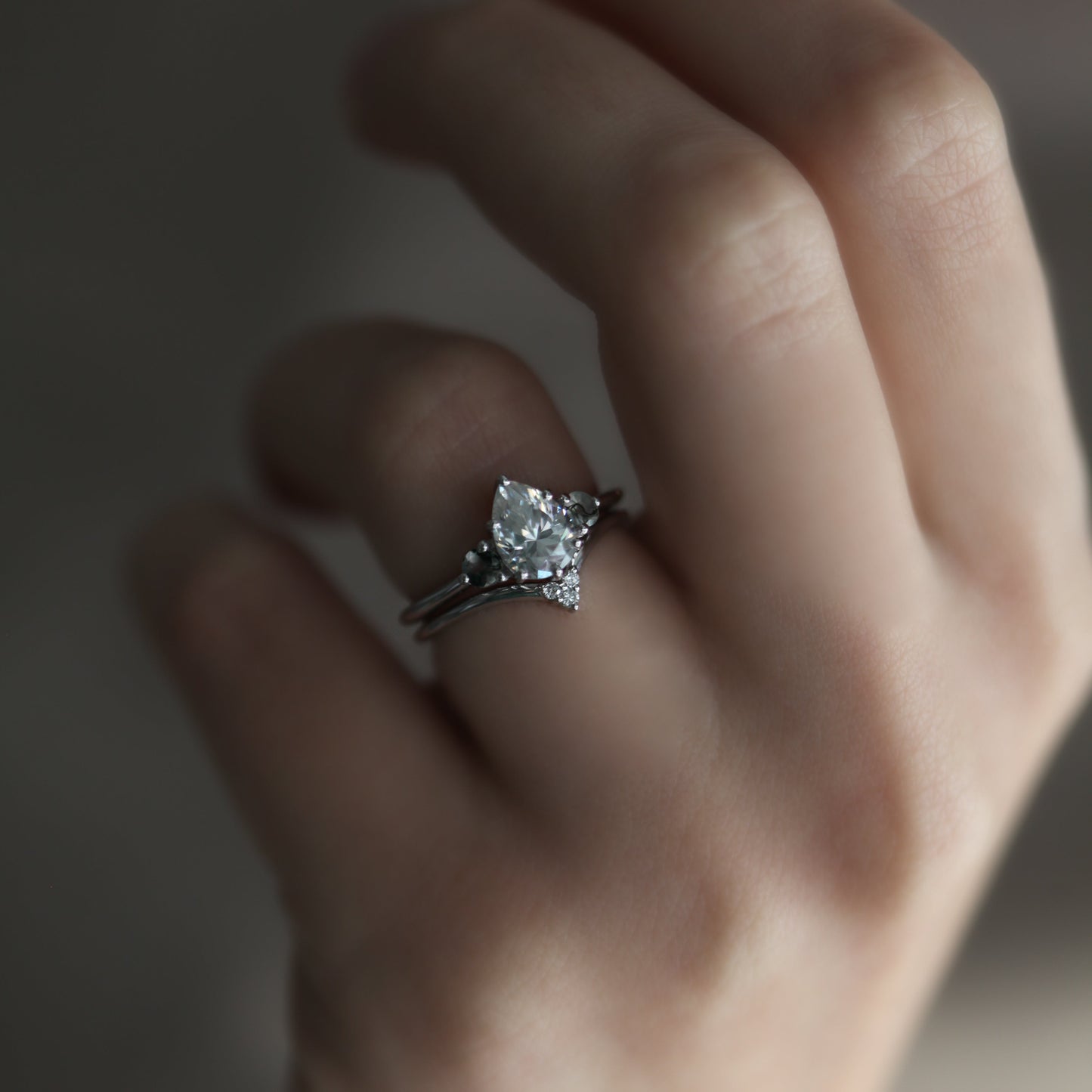 Misella kruška moissanite prsten sa mahovinom Moss Agate - spreman za isporuku-Capucinne