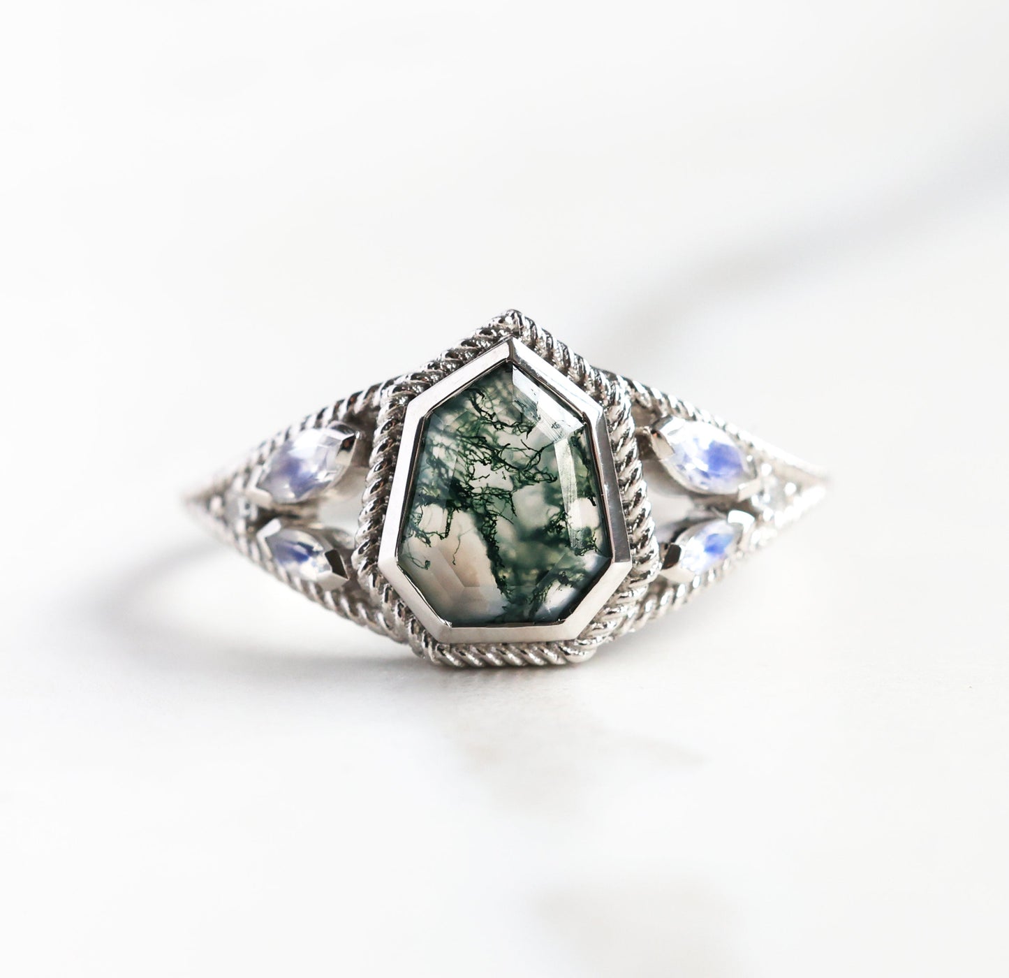 Verenički prsten od Moss Agate sa mesečevim kamenjem - Capucinne