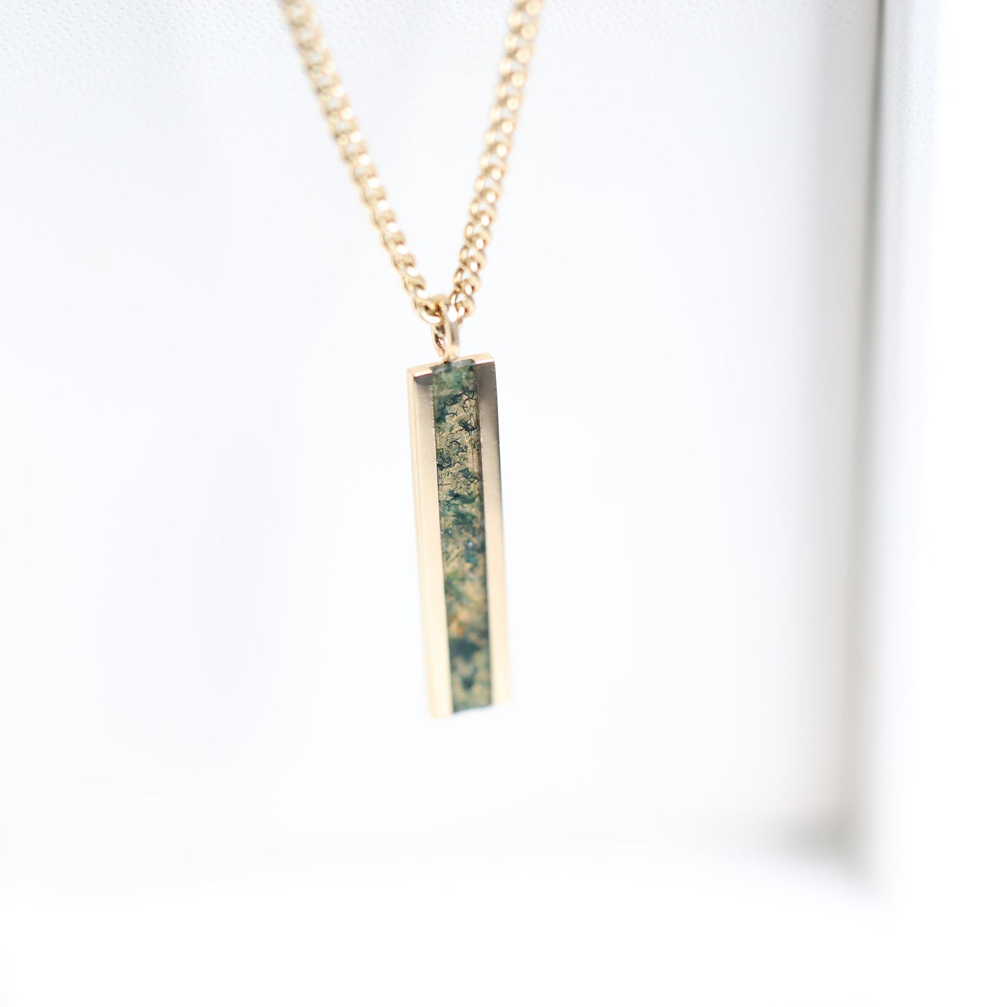 Muška bar ogrlica sa elegantnim priveskom od 14K zlata sa umetkom od Moss Agate, koji prikazuje prirodne zelene i zemljane šare na čvrstom lancu.