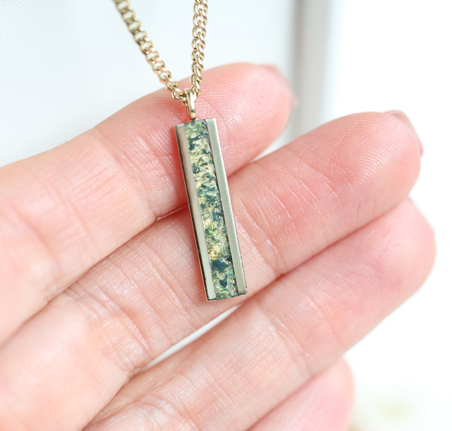Muška bar ogrlica sa elegantnim priveskom od 14K zlata sa umetkom od Moss Agate, koji prikazuje prirodne zelene i zemljane šare na čvrstom lancu.