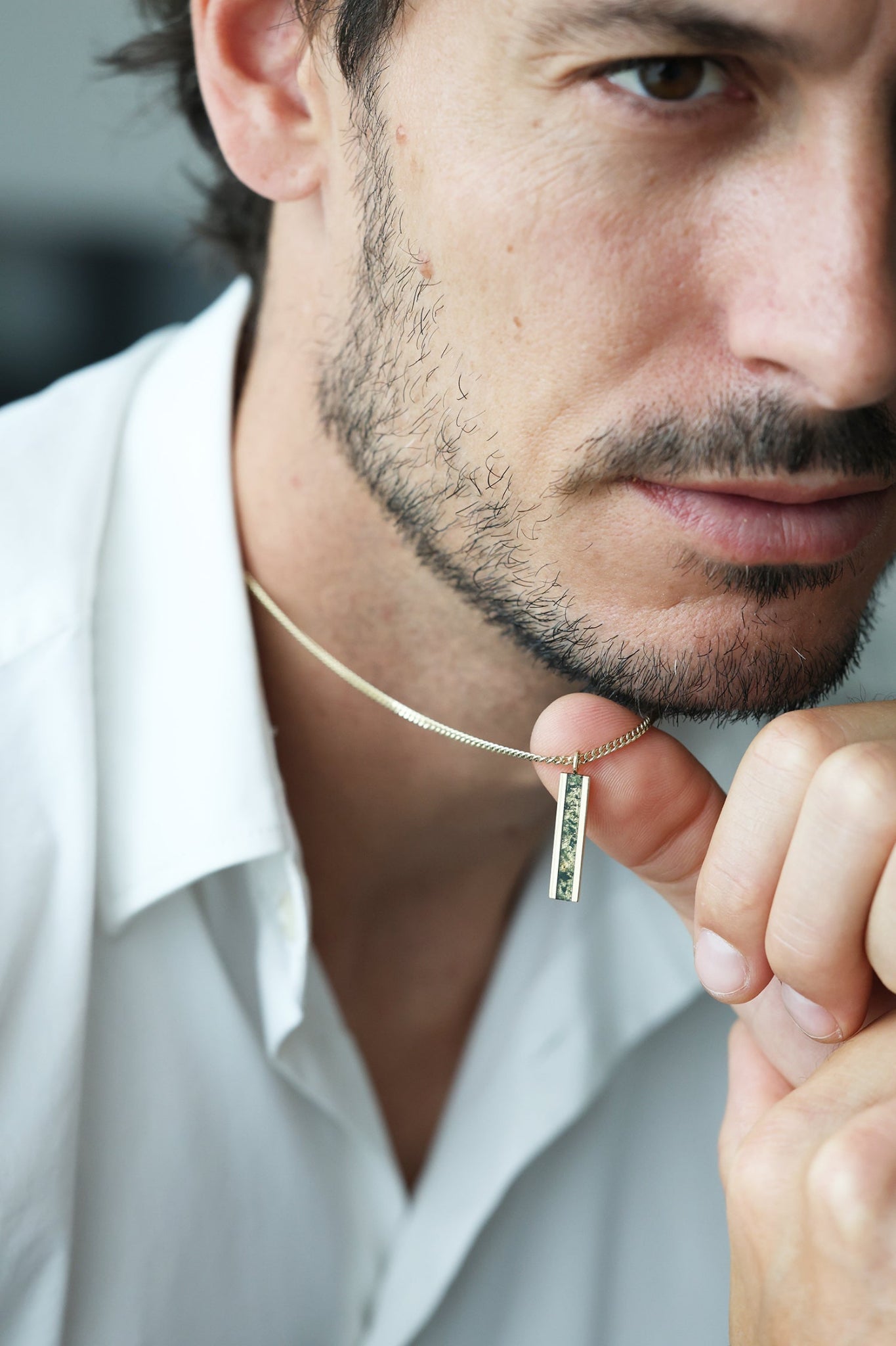 Muška bar ogrlica sa elegantnim priveskom od 14K zlata sa umetkom od Moss Agate, koji prikazuje prirodne zelene i zemljane šare na čvrstom lancu.
