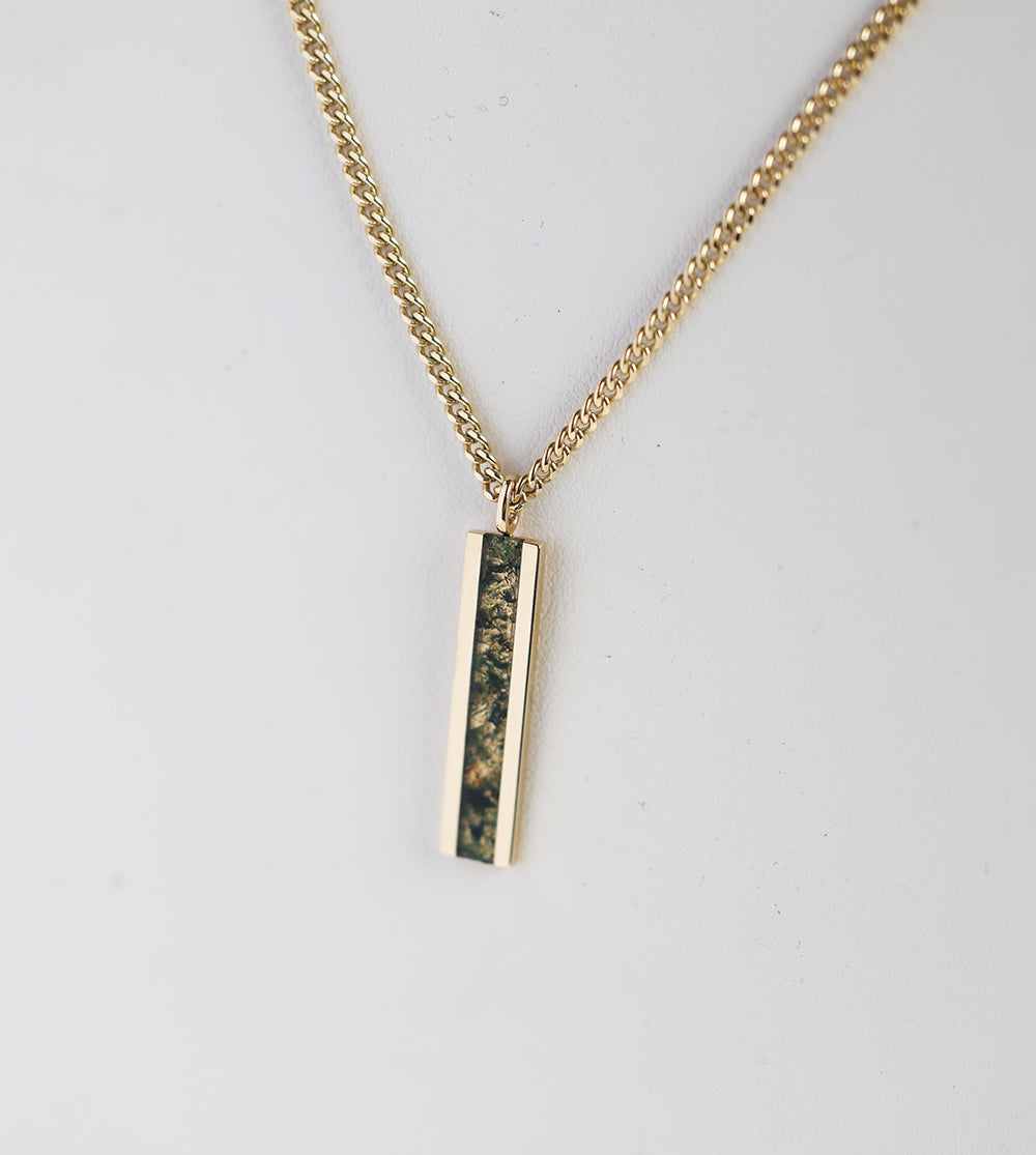 Muška bar ogrlica sa elegantnim priveskom od 14K zlata sa umetkom od Moss Agate, koji prikazuje prirodne zelene i zemljane šare na čvrstom lancu.