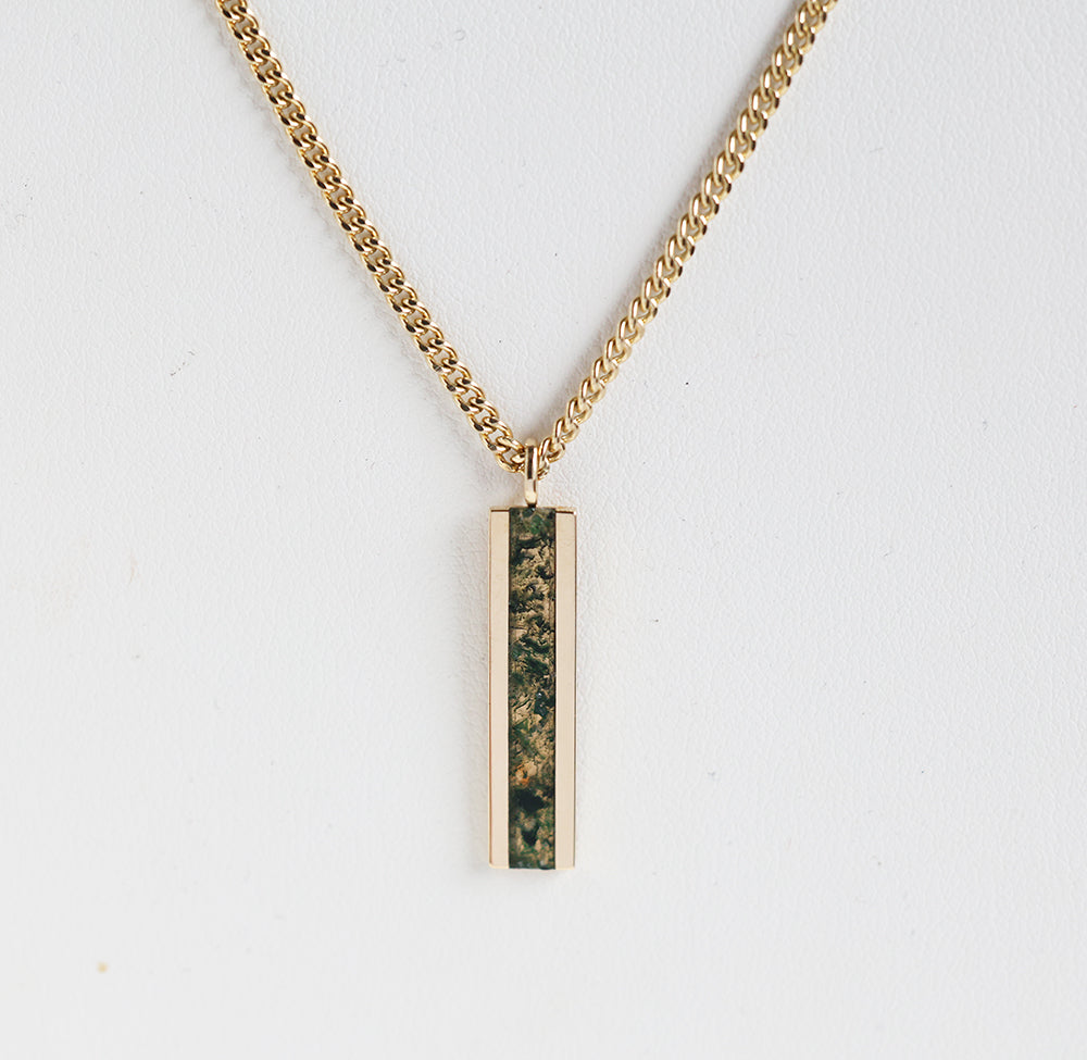 Muška bar ogrlica sa elegantnim priveskom od 14K zlata sa umetkom od Moss Agate, koji prikazuje prirodne zelene i zemljane šare na čvrstom lancu.