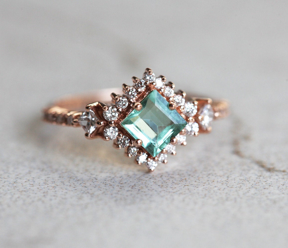 Turmalinski prsten Paraiba Princess Cut sa bočnim Princess cut i okruglim belim dijamantima