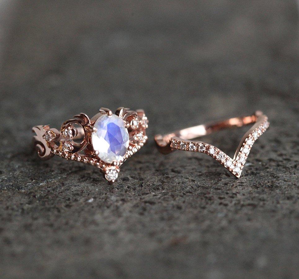Elegantan set prstena od mesečevog kamena sa ovalno rezanim mesečevim kamenom i belim dijamantima. Vintage stil od 14k ružičastog zlata.