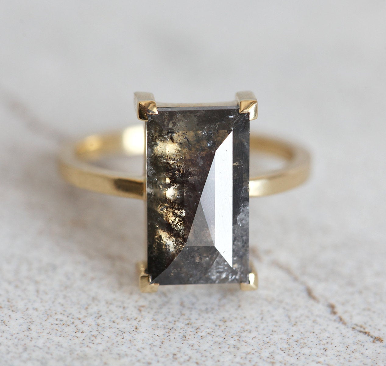 Norna Veliki sivi Baguette Cut Diamond Solitaire Prsten-Capucinne