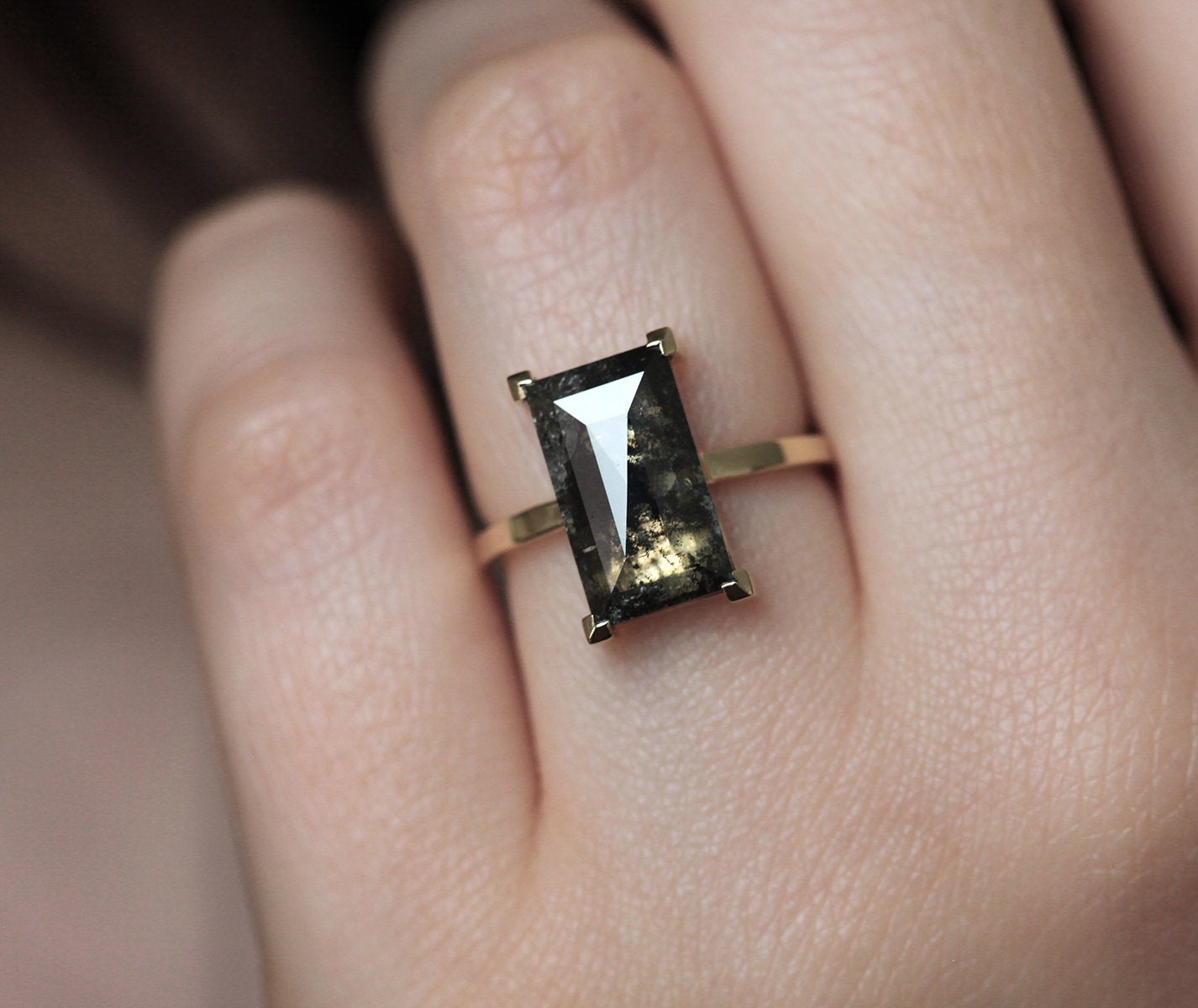 Norna Veliki sivi Baguette Cut Diamond Solitaire Prsten-Capucinne