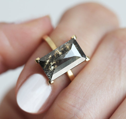 Norna Veliki sivi Baguette Cut Diamond Solitaire Prsten-Capucinne