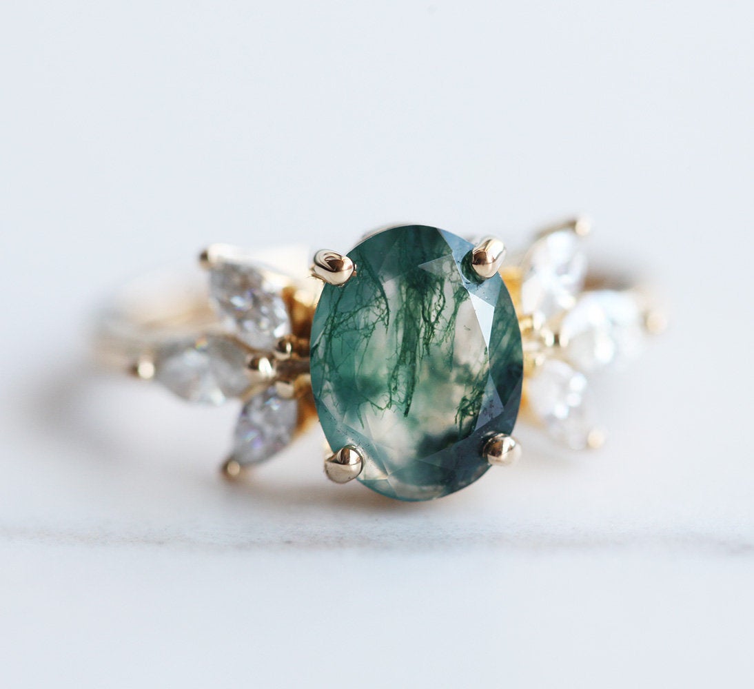 Ovalni prsten Moss Agate sa bočnim markizo rezanim kamenjem Moissanite