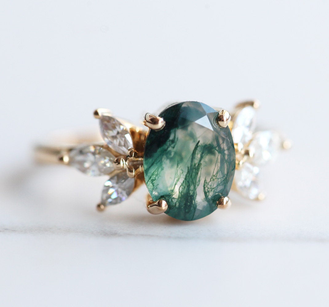 Ovalni prsten Moss Agate sa bočnim markizo rezanim kamenjem Moissanite