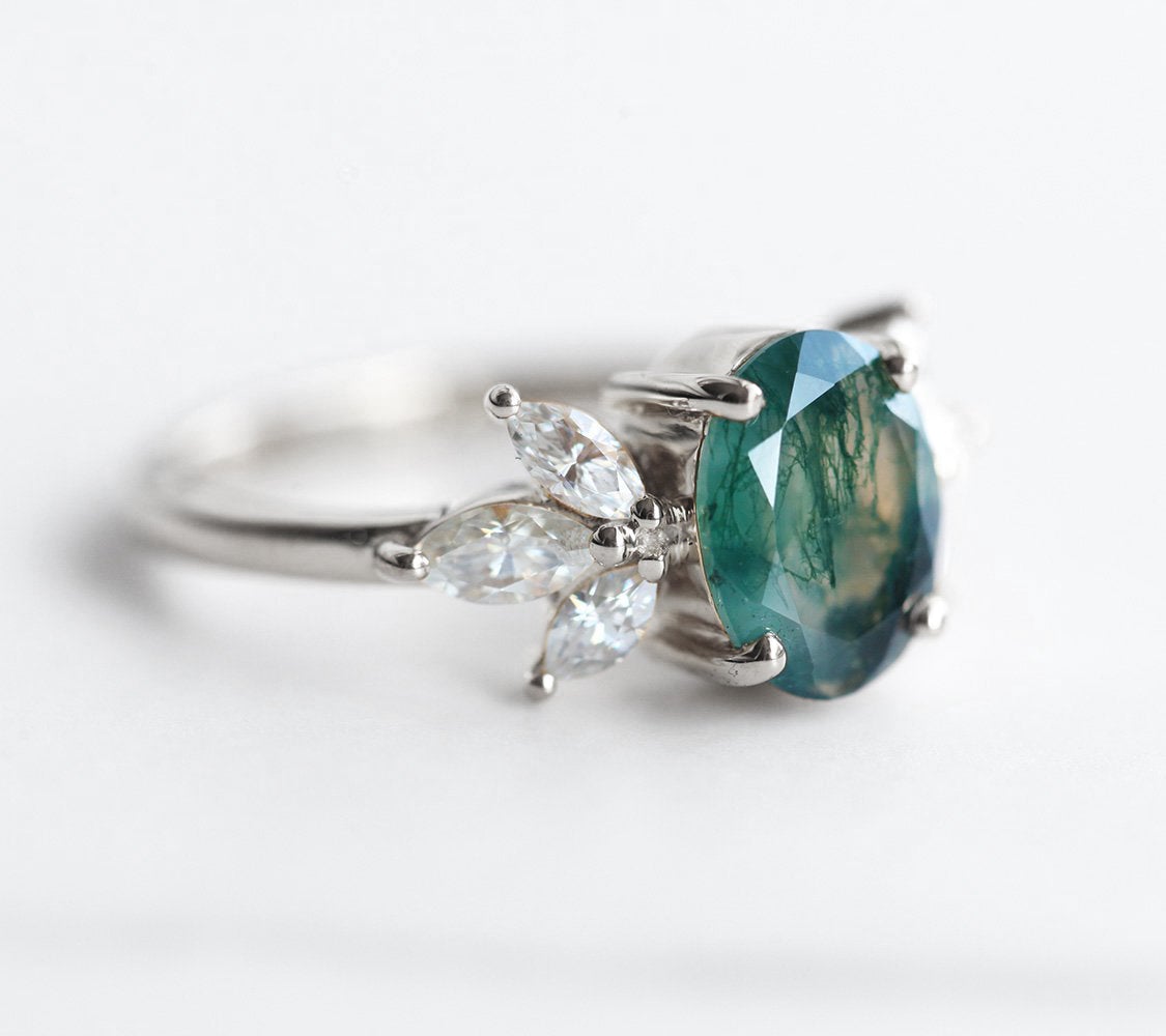 Ovalni Moss Agate, platinasti prsten sa bočnim markizno rezanim kamenjem od moisanita