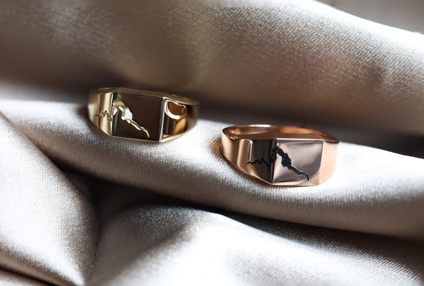 Orson Crushed Signet Prsten u zlatu, platini. Elegantan muški dizajn, bez umetka. Širina trake: 9,3 mm napred, 3,3 mm pozadi. Polirana završna obrada. Opcije materijala: 14k/18k zlato, platina. Prilagodljivo sa dragim kamenjem.