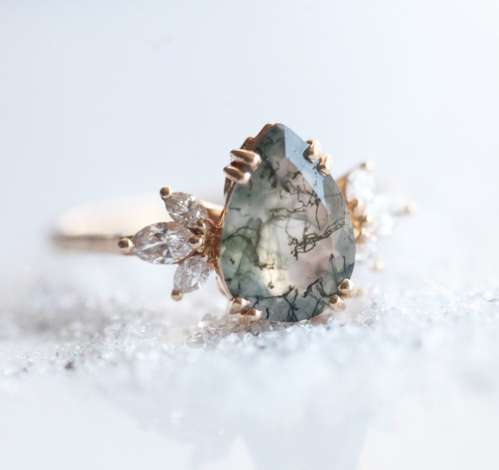 Prsten Pear Moss Agate sa belim dijamantima sa strane markiz