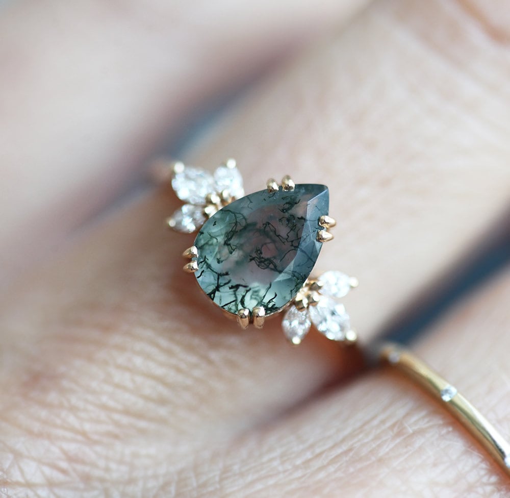 Prsten Pear Moss Agate sa belim dijamantima sa strane markiz