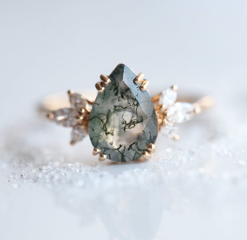 Prsten Pear Moss Agate sa belim dijamantima sa strane markiz