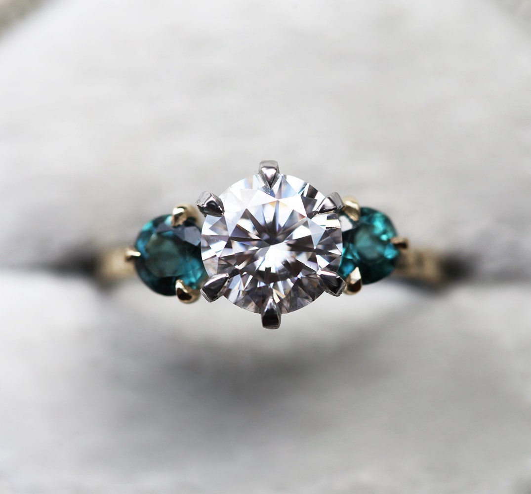 Paloma Moissanite Tri kamena Prsten-Capucinne