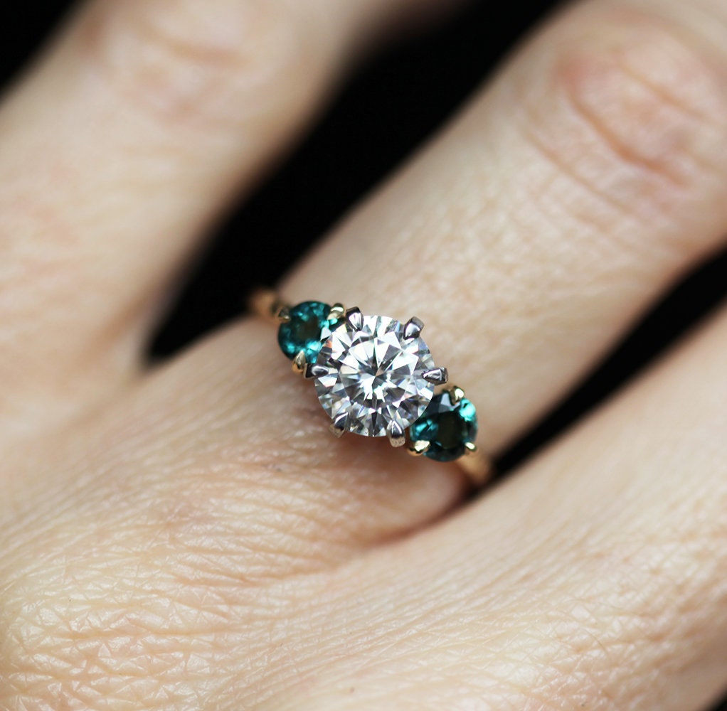 Paloma Moissanite Tri kamena Prsten-Capucinne
