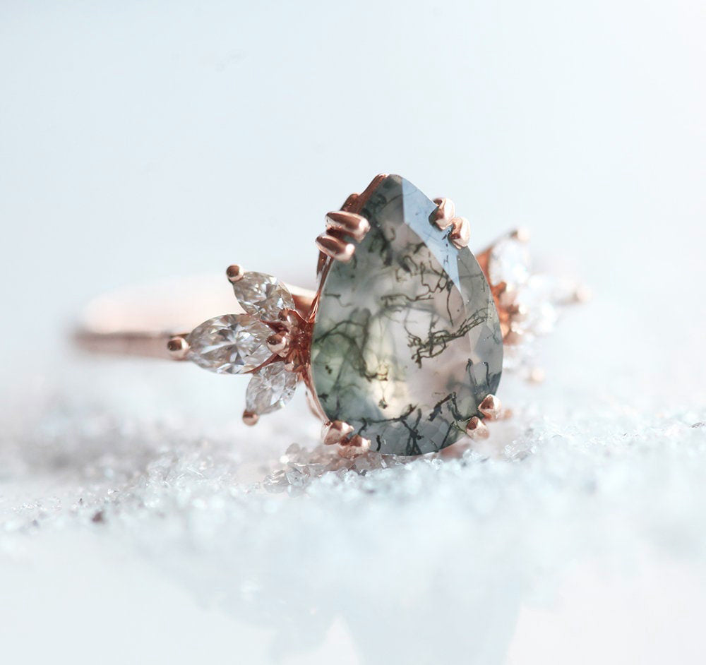 Prsten Pear Moss Agate sa belim dijamantima sa strane markiz