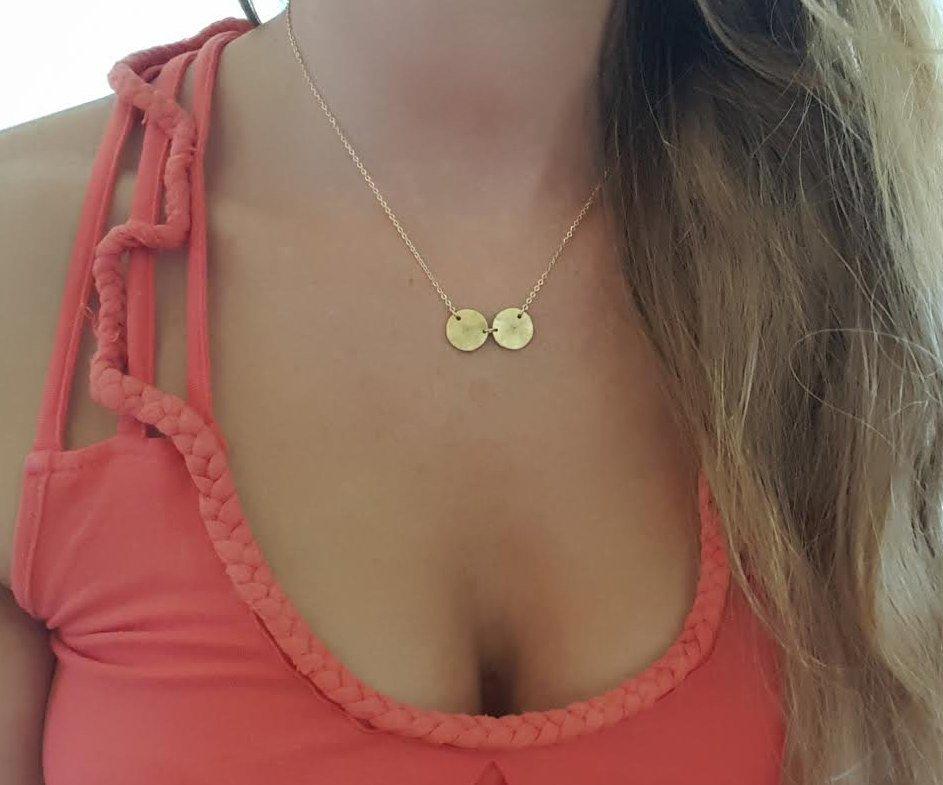 Zlatna ogrlica sa zlatnim diskovima i personalizovanim inicijalima