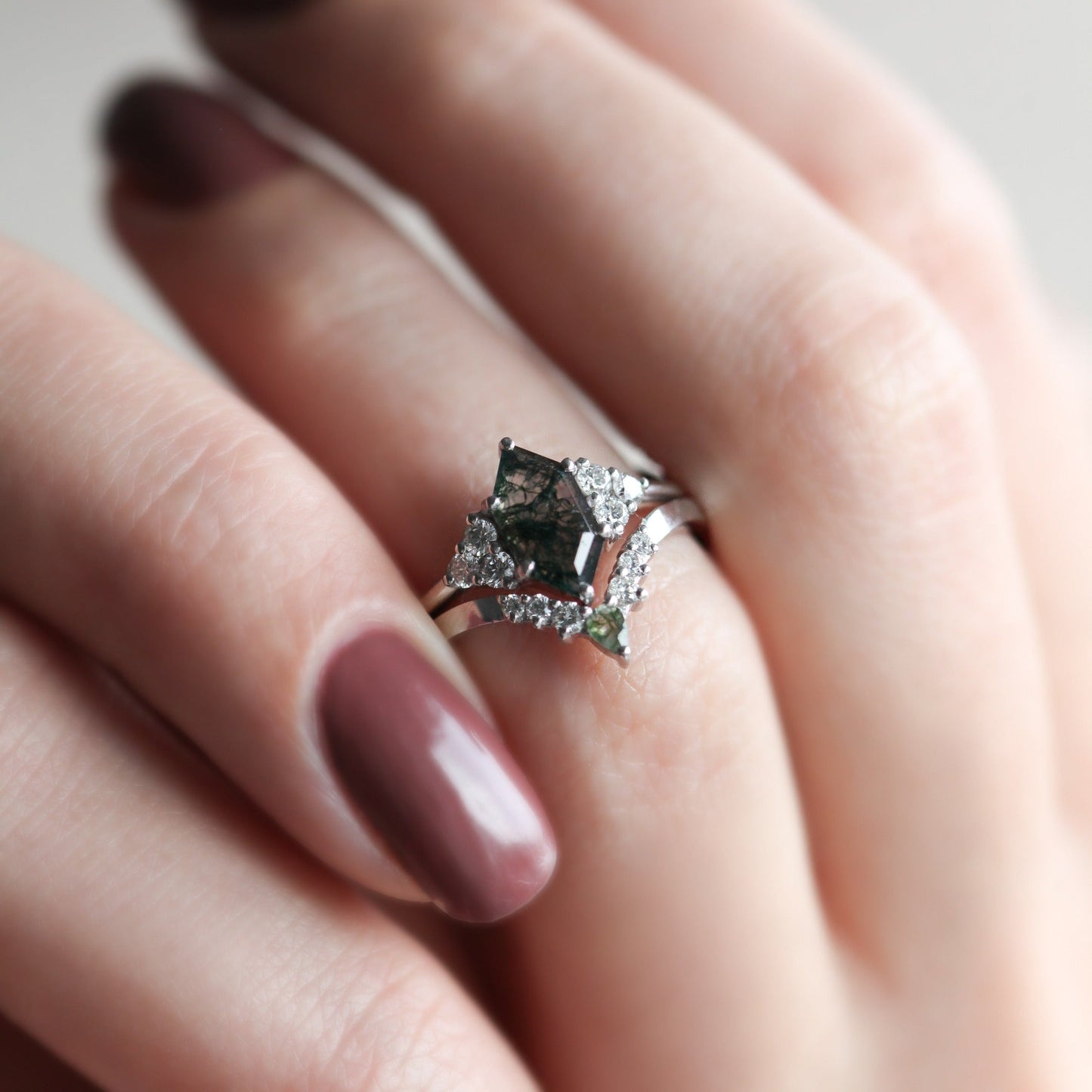 Šestougaoni prsten Moss Agate sa naglašenim belim dijamantima i burmom za venčanje