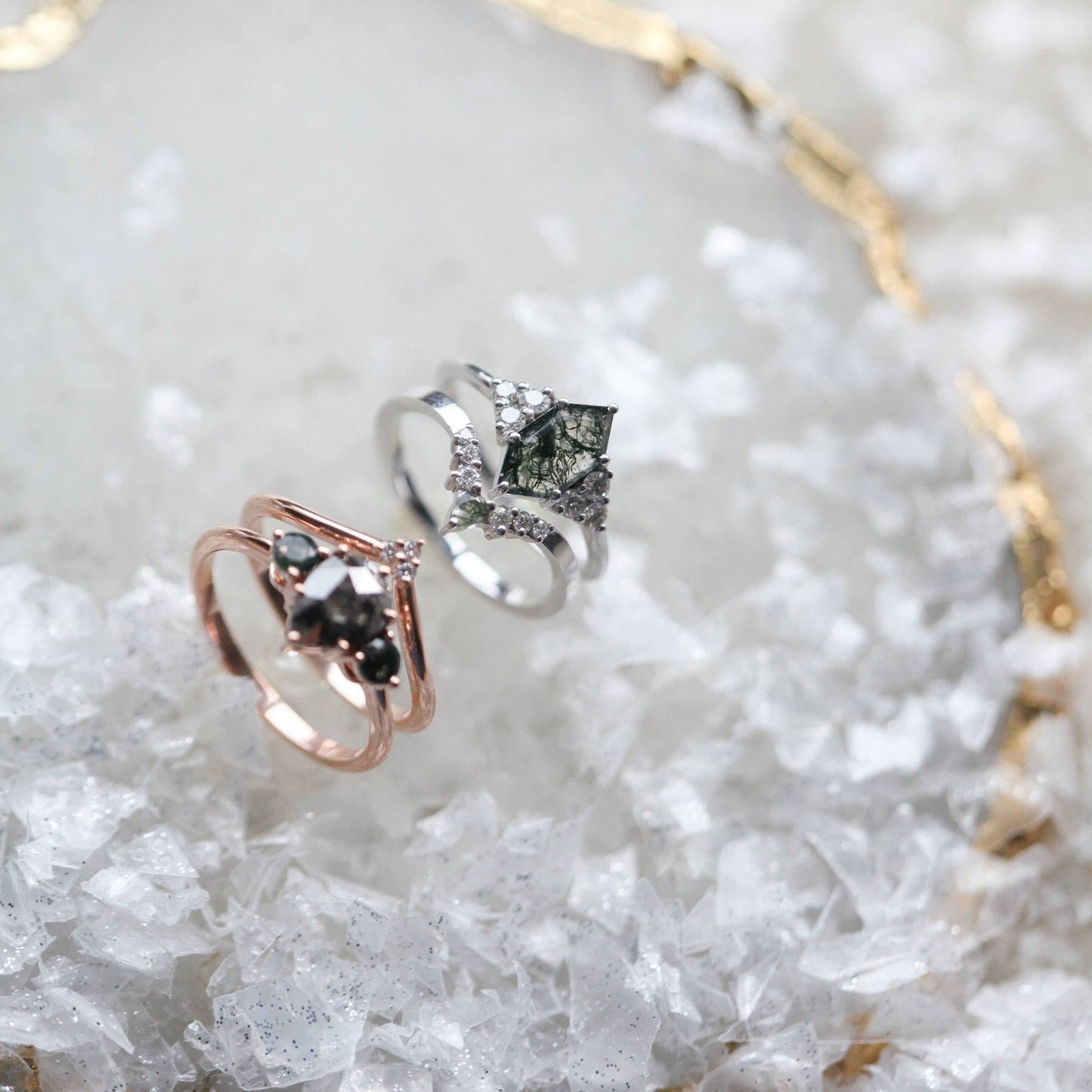 Šestougaoni prsten Moss Agate sa naglašenim belim dijamantima i burmom za venčanje