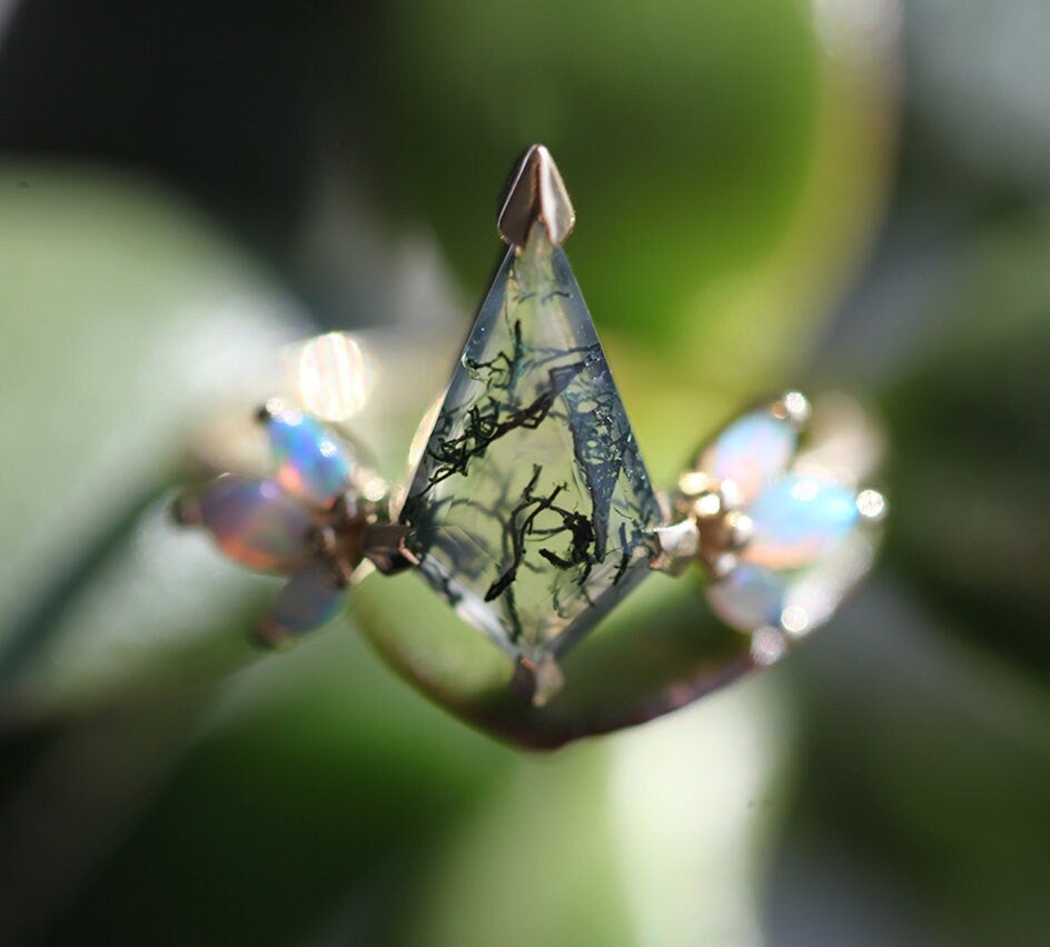 Prsten Kite Moss Agate sa bočnim kamenjem od australijskog opala