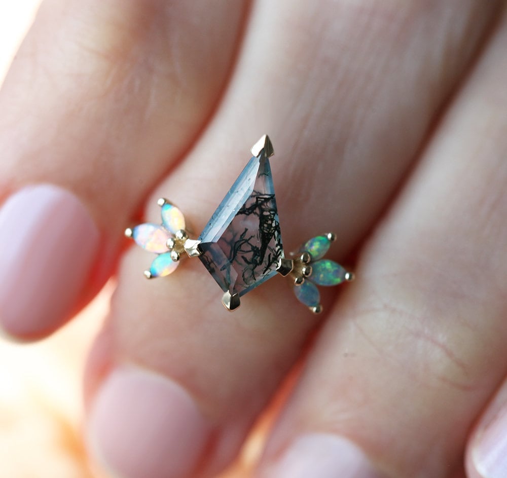 Prsten Kite Moss Agate sa bočnim kamenjem od australijskog opala