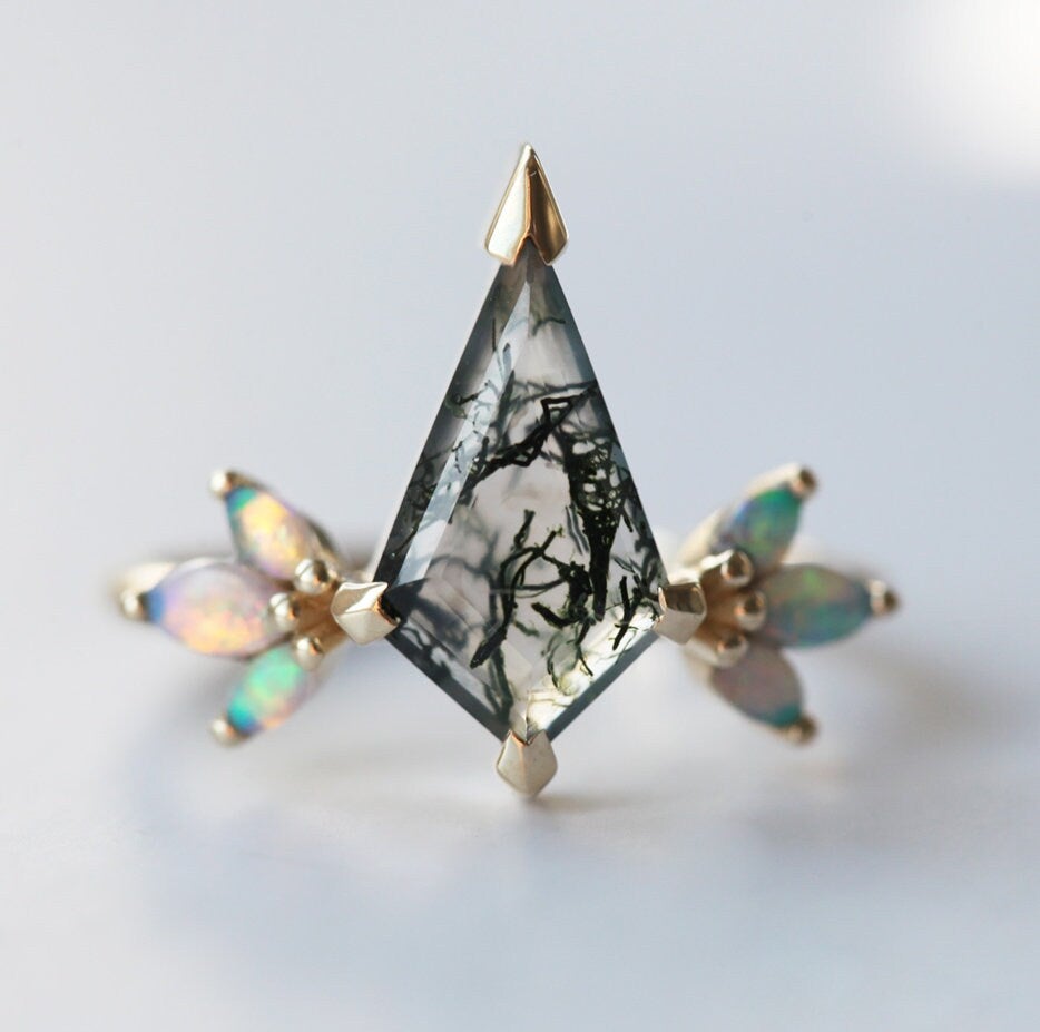 Prsten Kite Moss Agate sa bočnim kamenjem od australijskog opala