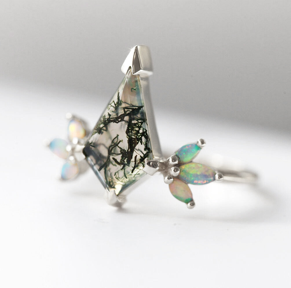 Prsten Kite Moss Agate sa bočnim kamenjem od australijskog opala