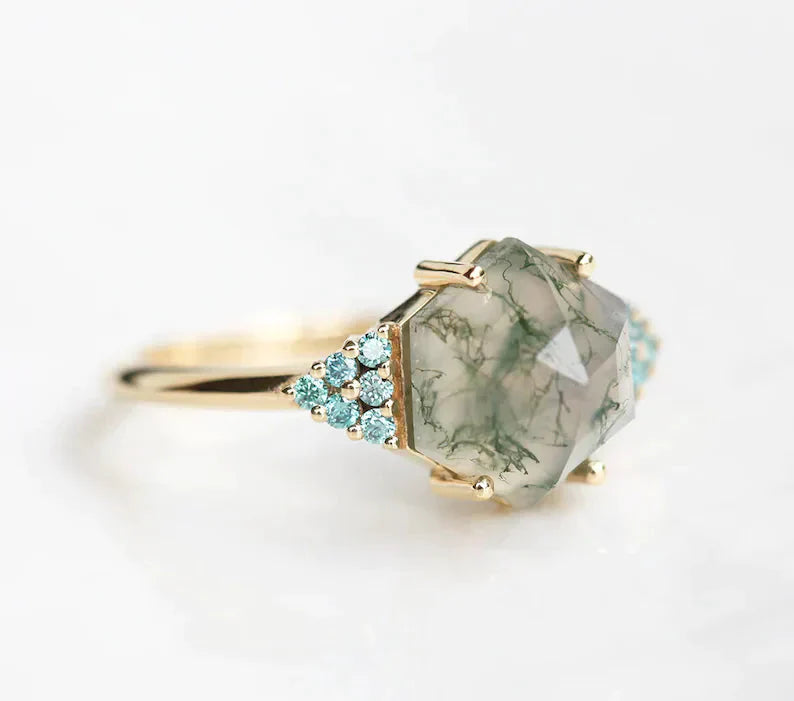 Šestougaoni prsten Moss Agate sa plavim dijamantima sa strane