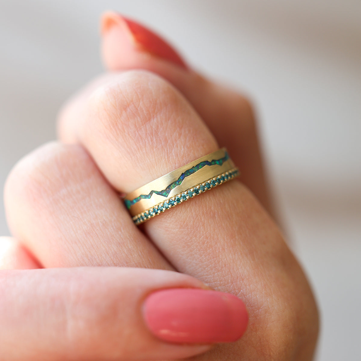 Peacock Black Inlai Opal Band sa Teal Bočnim dijamantima