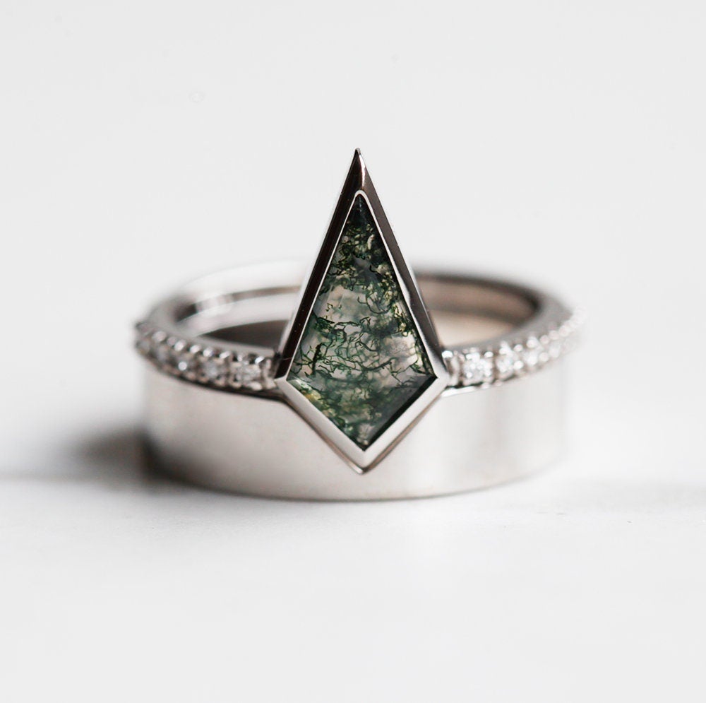 Prsten od kite Moss Agate sa okruglim belim dijamantima na narukvici