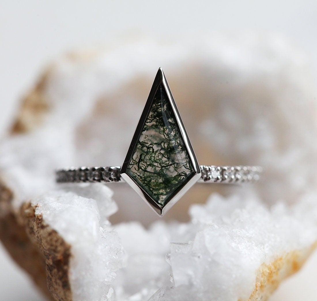 Prsten od kite Moss Agate sa okruglim belim dijamantima na narukvici