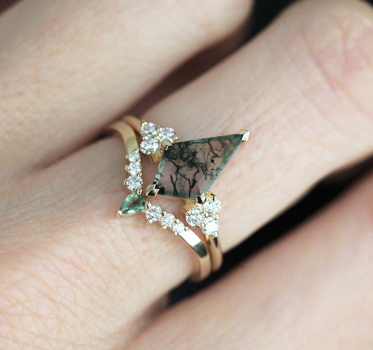 Prsten Kite Moss Agate sa bočnim belim dijamantima i kamenom ahata Moss Agate kruške