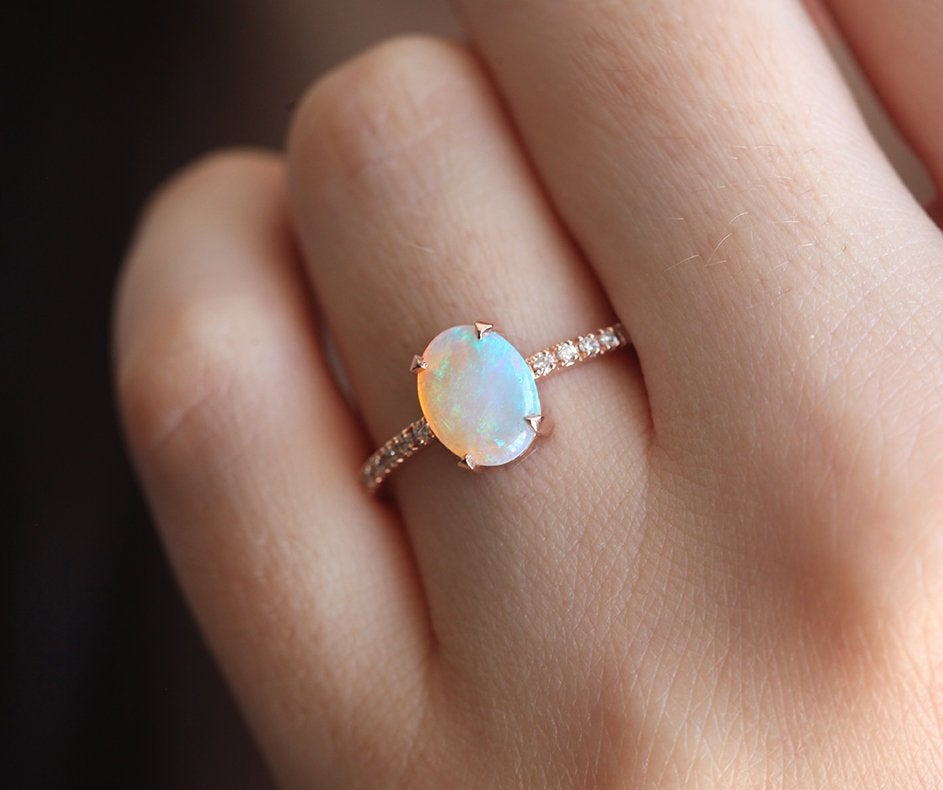 Ovalni australijski opal prsten sa Pave dijamantima