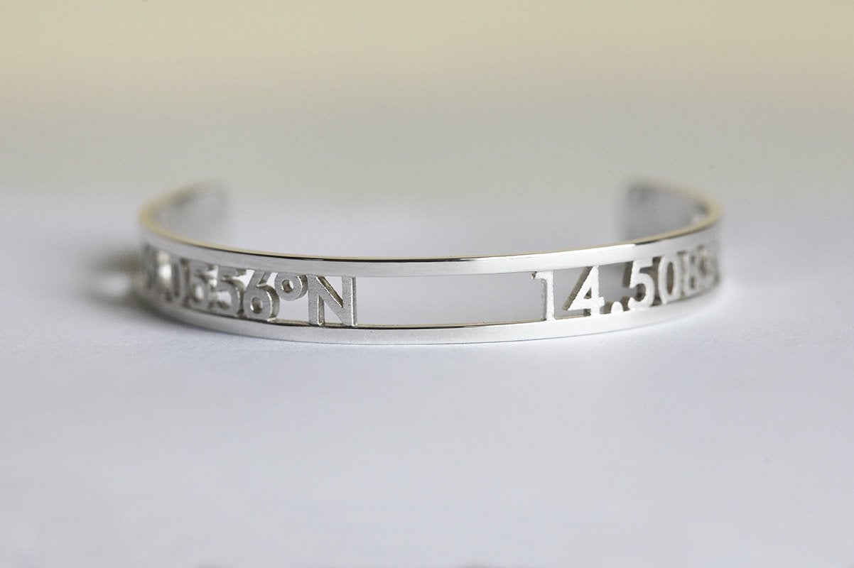 Srebrna manžetna narukvica sa personalizovanim koordinatama