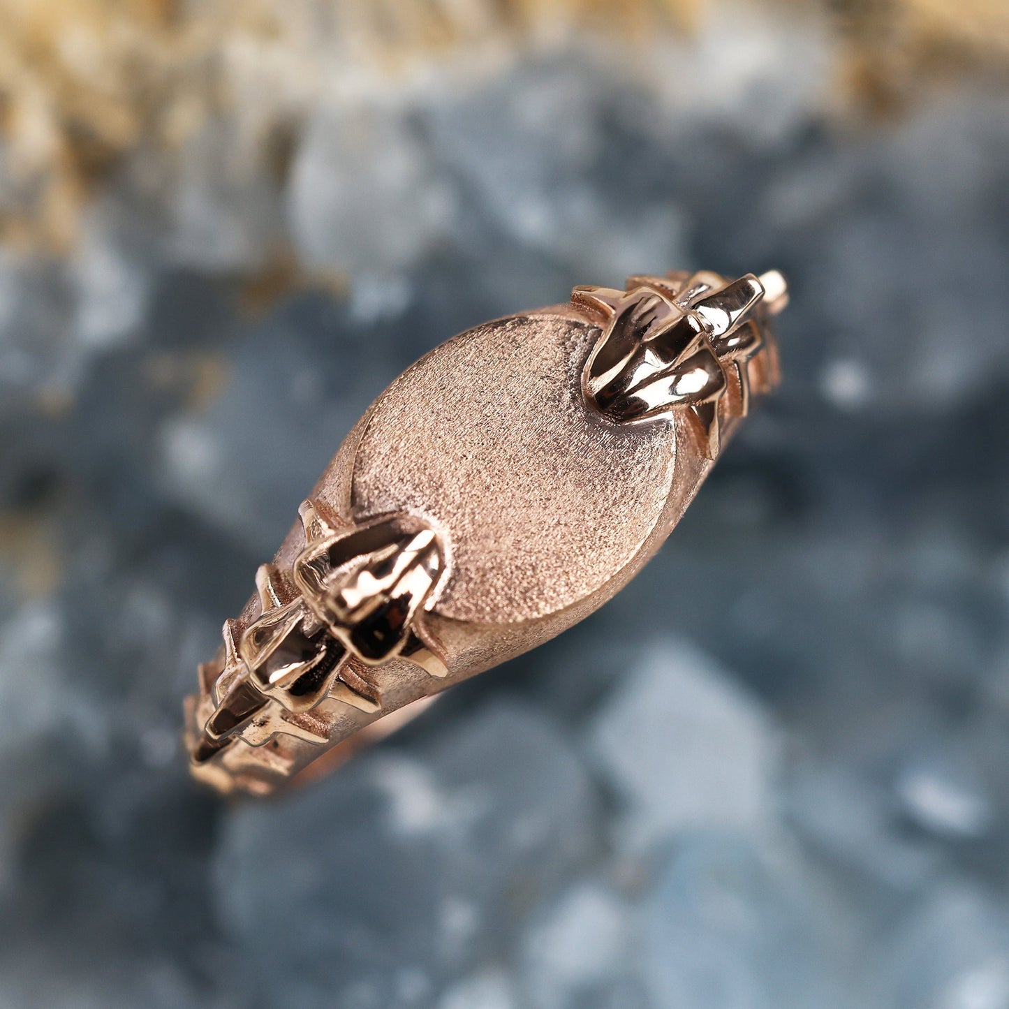 Muški zlatni pečatni prsten sa elegantnim dizajnom zmijske kičme. Širina trake: 9,3 mm napred, 3,3 mm pozadi. Polirana završna obrada. Opcije materijala: 14k/18k zlato, platina. Prilagodljivo sa dragim kamenjem. Besplatna osigurana dostava iz Evrope.