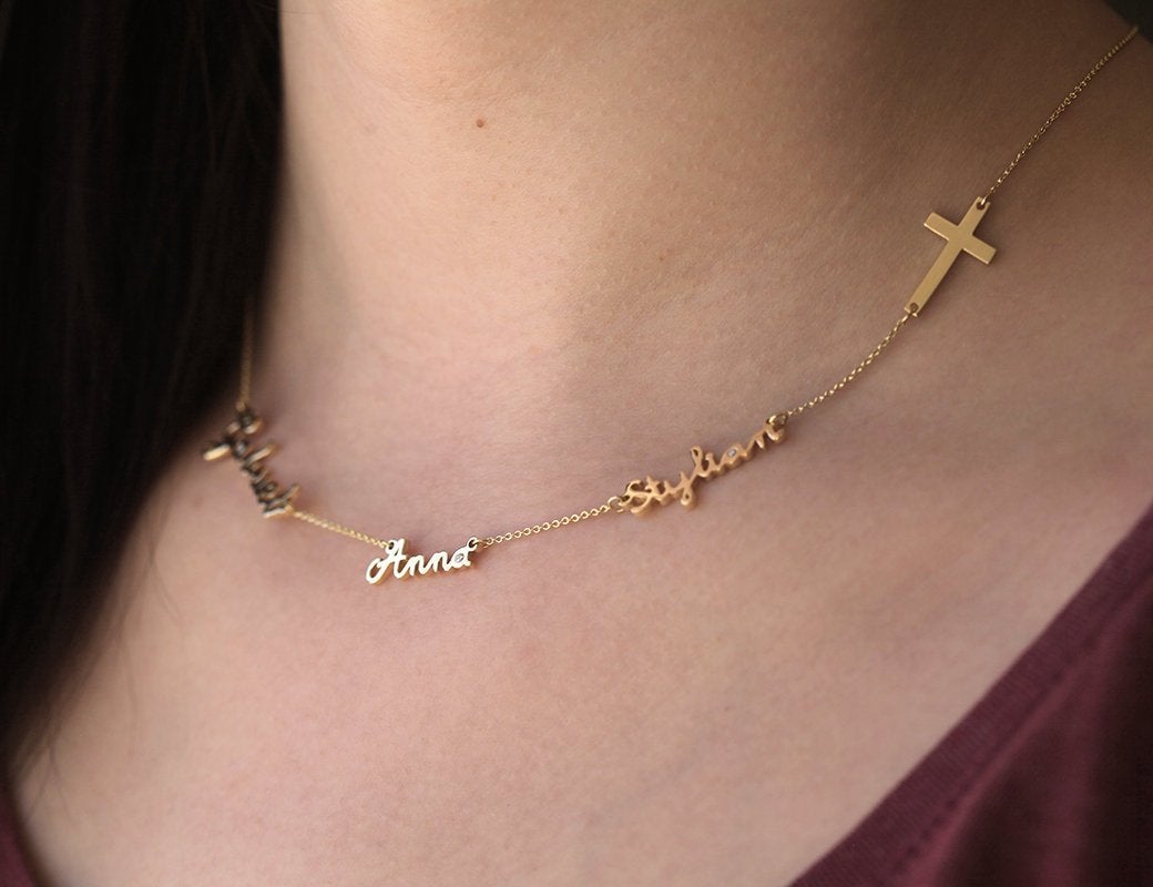 Zlatni lanac sa tri personalizovana imena i krstom