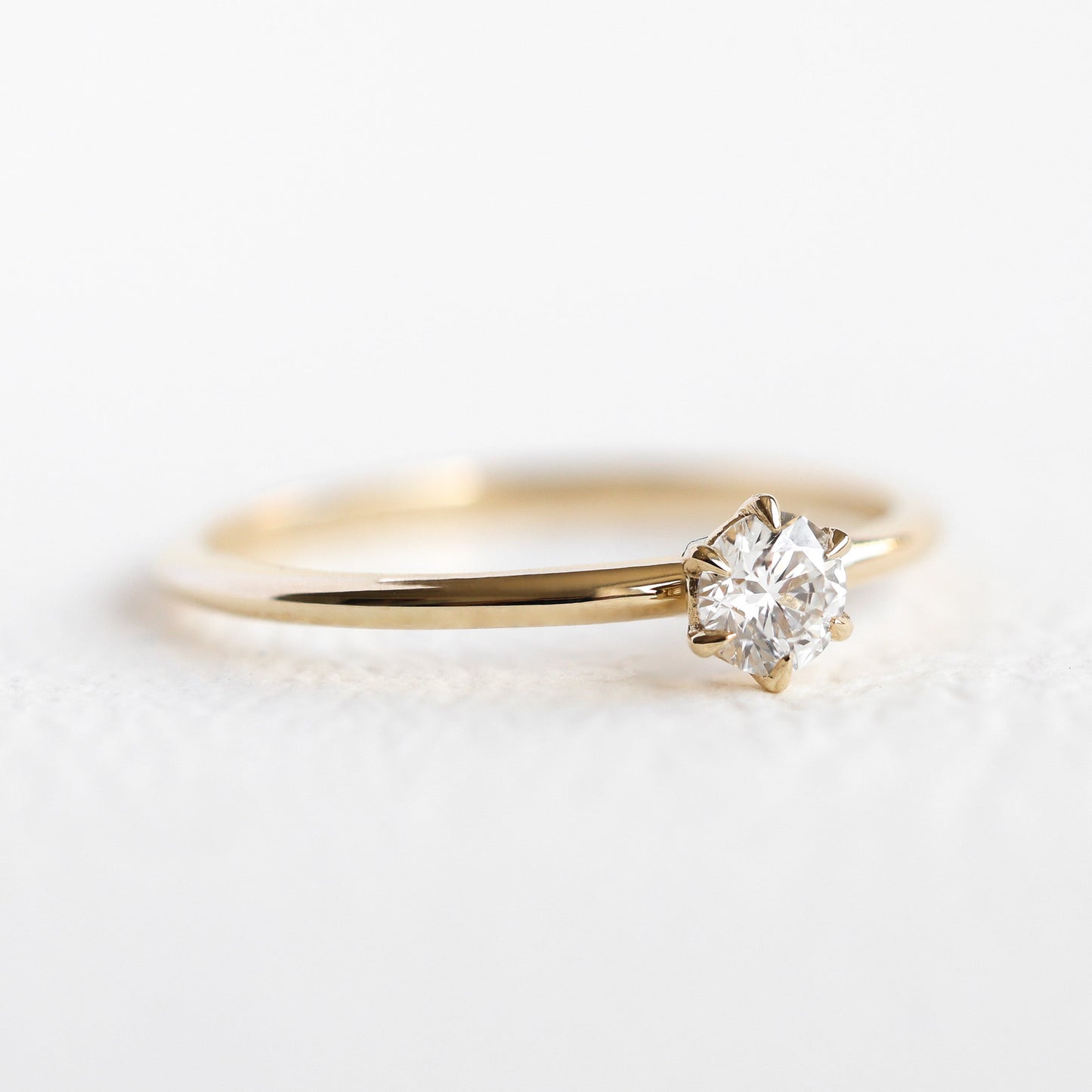 Prsten sa dijamantom Solitaire sa okruglim dijamantom od 0,20 karata od 14k žutog zlata.