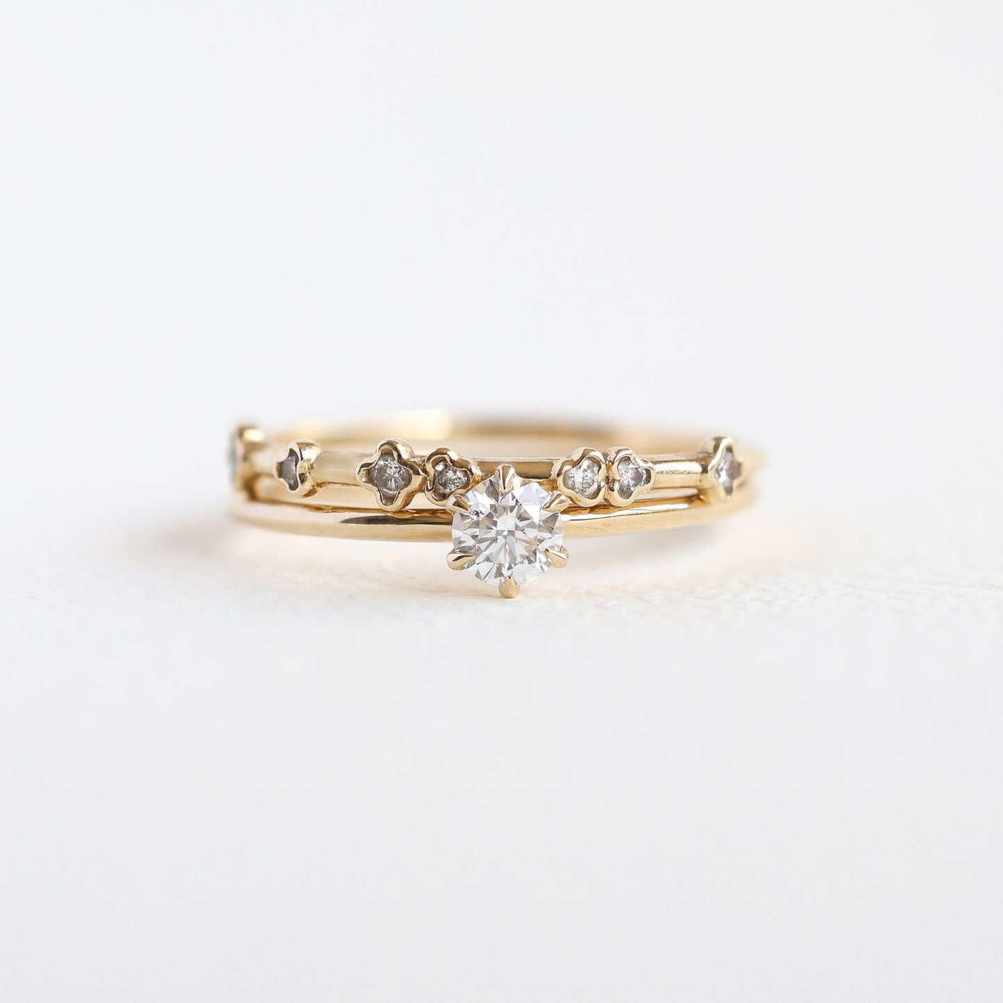 Solitaire dijamantski prsten od 14k žutog zlata, okrugli dijamant od 0,20 ct. Pogled izbliza.