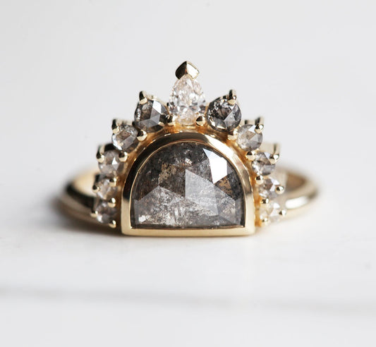 Polumesečev dijamantski prsten od soli i bibera sa bočnim okruglim dijamantima od soli i bibera i belim dijamantom kruške