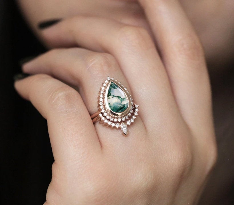 Prsten Pear Moss Agate sa bočnim malim belim dijamantima
