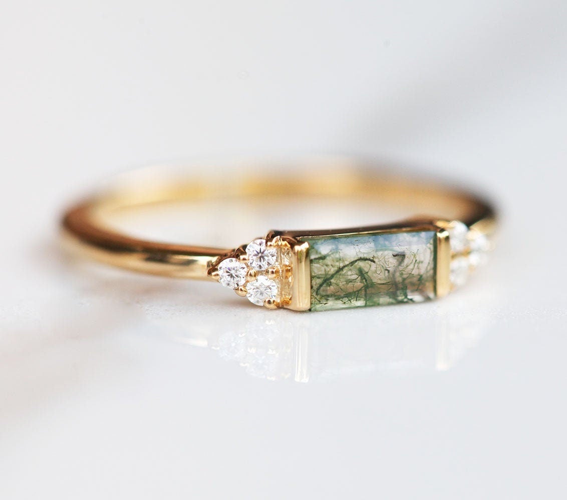 Prsten od Baguette Moss Agate sa bočnim okruglim belim dijamantima