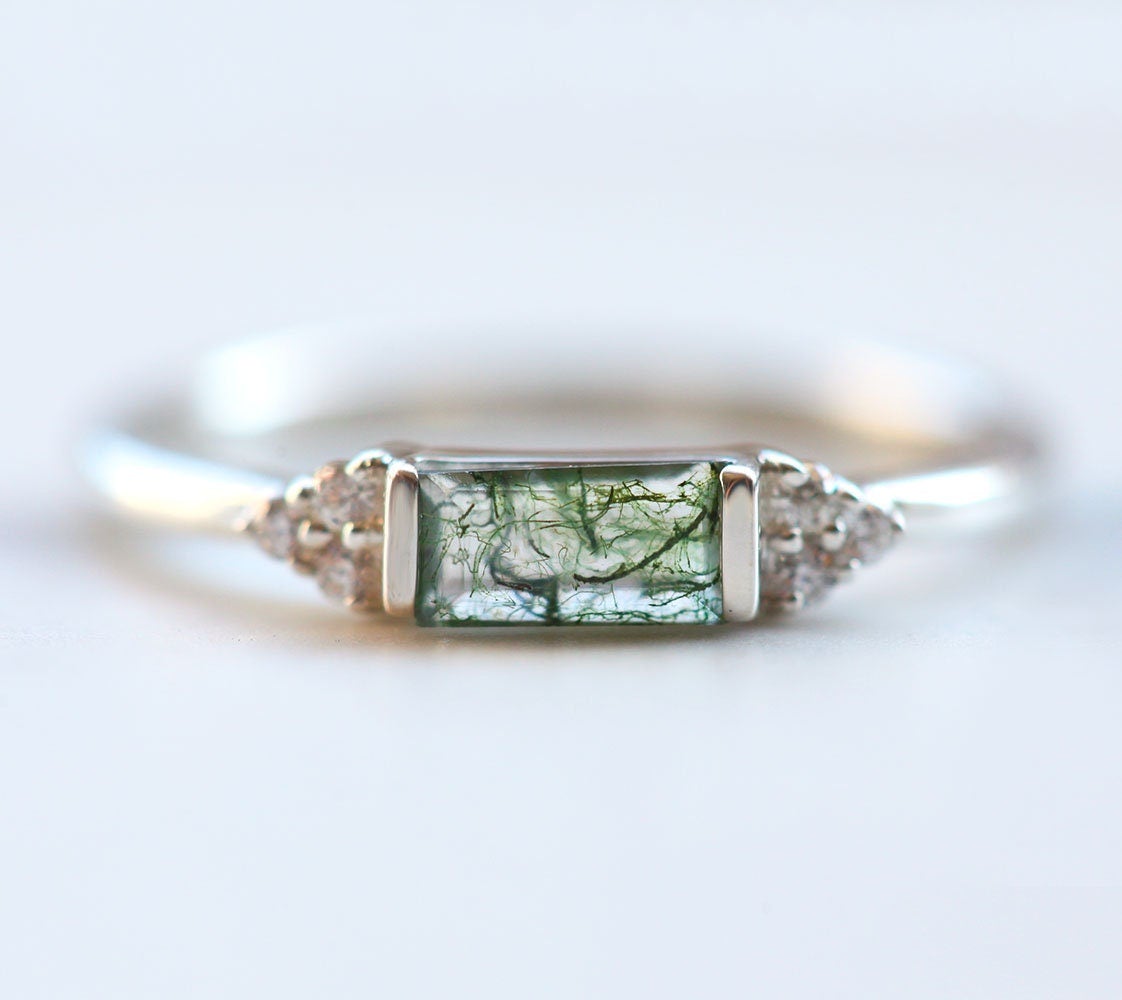 Prsten od Baguette Moss Agate sa bočnim okruglim belim dijamantima