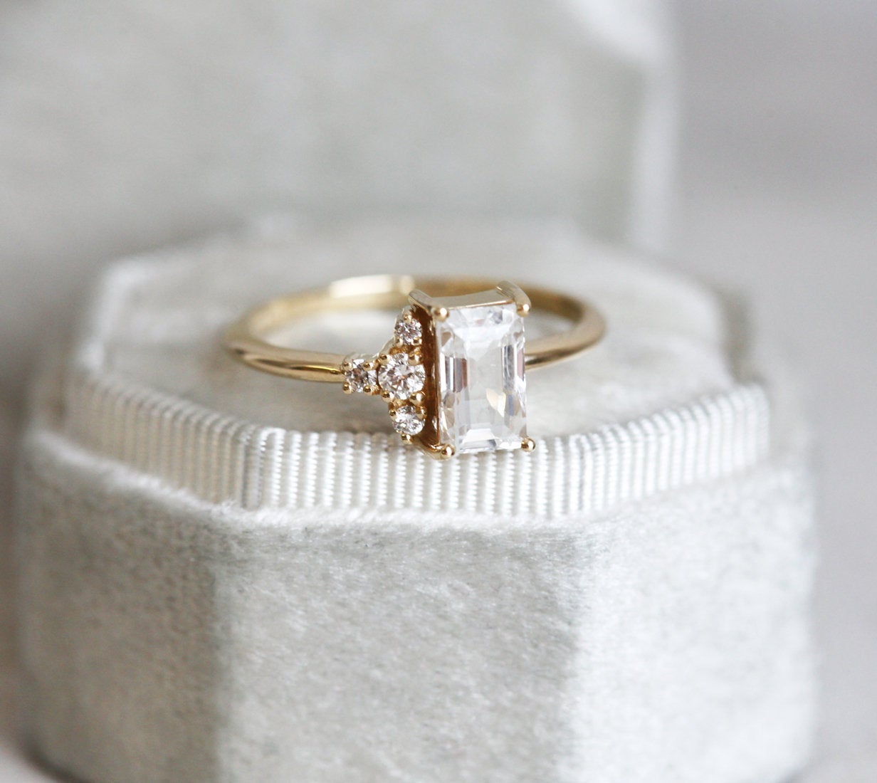 Theodore Vhite Sapphire Diamond Ring-Capucinne