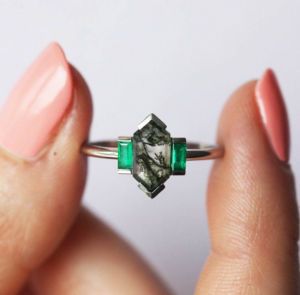Šestougaoni prsten Moss Agate sa dva bočna smaragda izrezana u baget