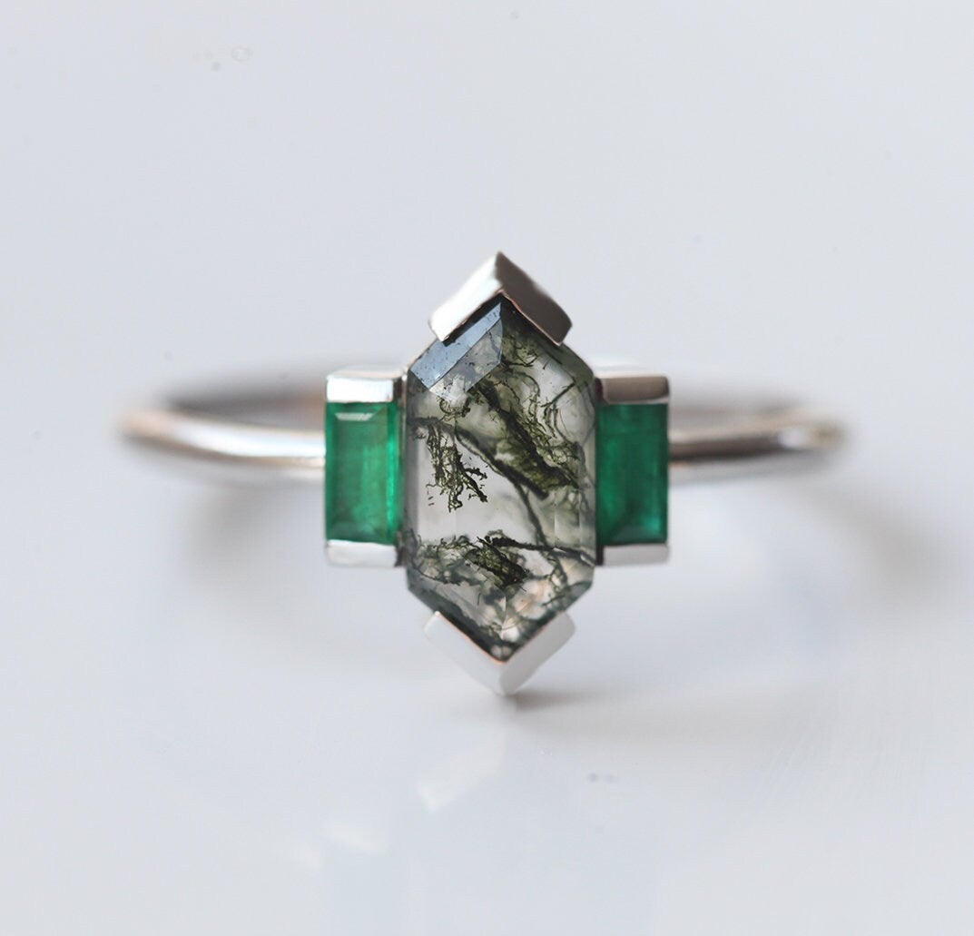 Šestougaoni prsten Moss Agate sa dva bočna smaragda izrezana u baget