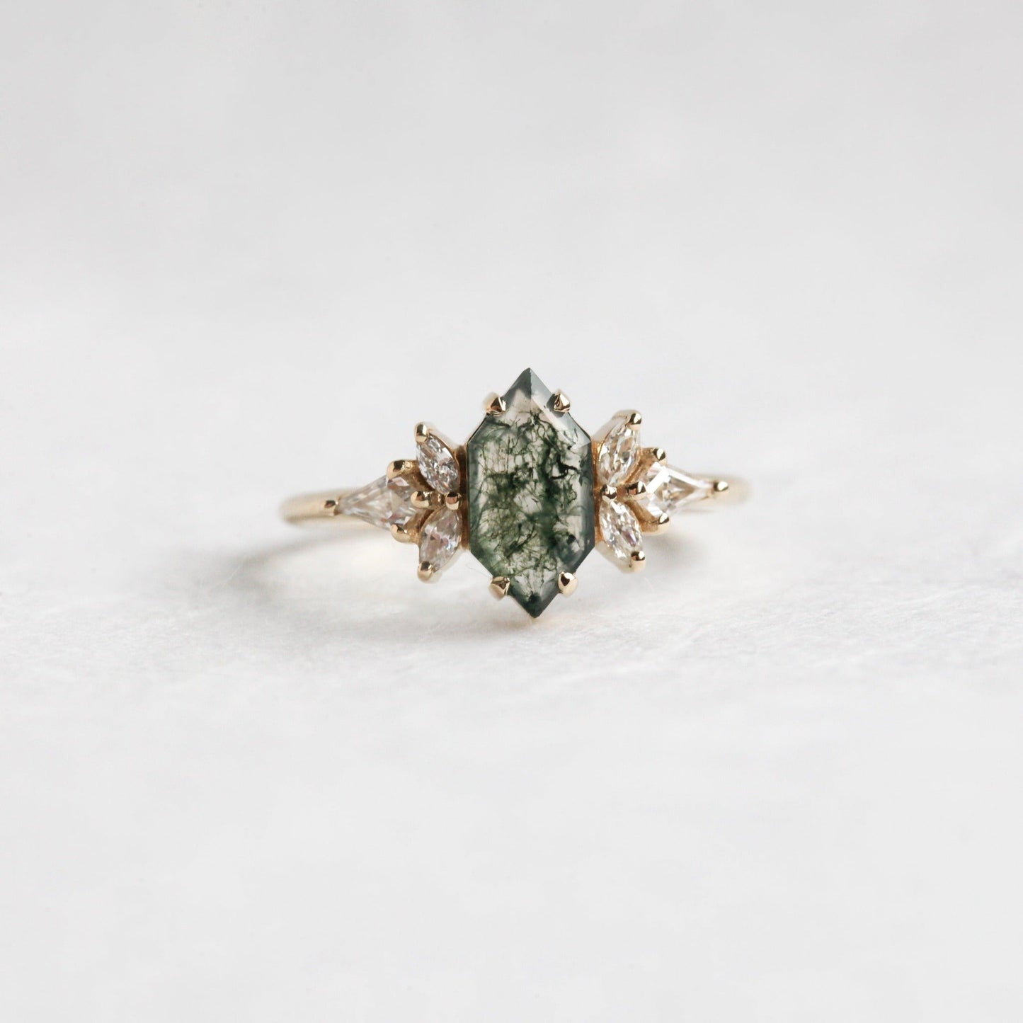 Šestougaoni prsten Moss Agate sa belim dijamantima naglašenim markiznim rezanjem i zmajem