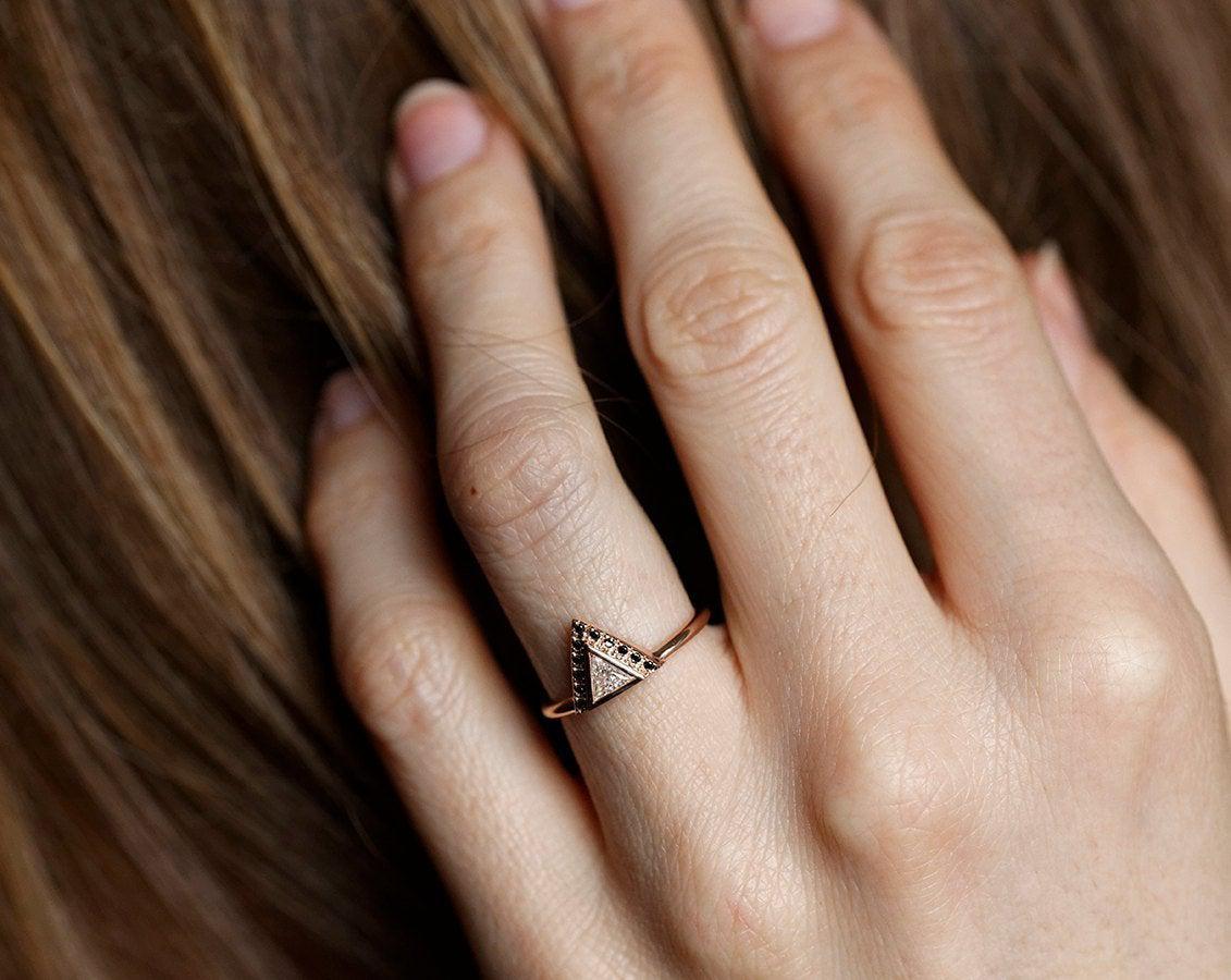 Triangle Diamond Verenički prsten, Crni dijamantski prsten-Capucinne