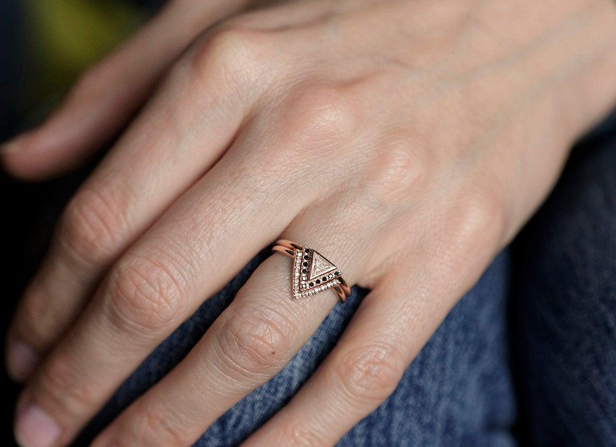 Triangle Diamond Verenički prsten, Crni dijamantski prsten-Capucinne